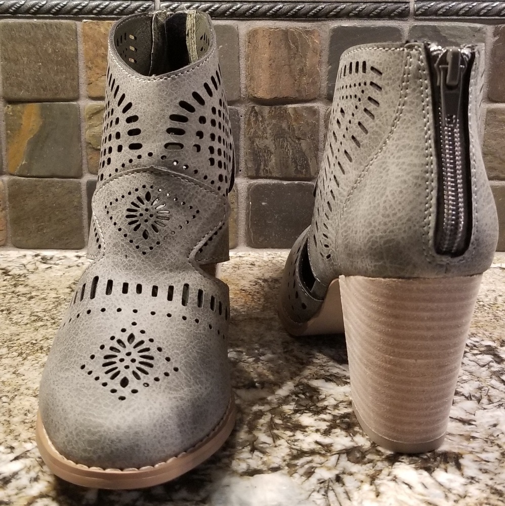 Very G Hole in One booties